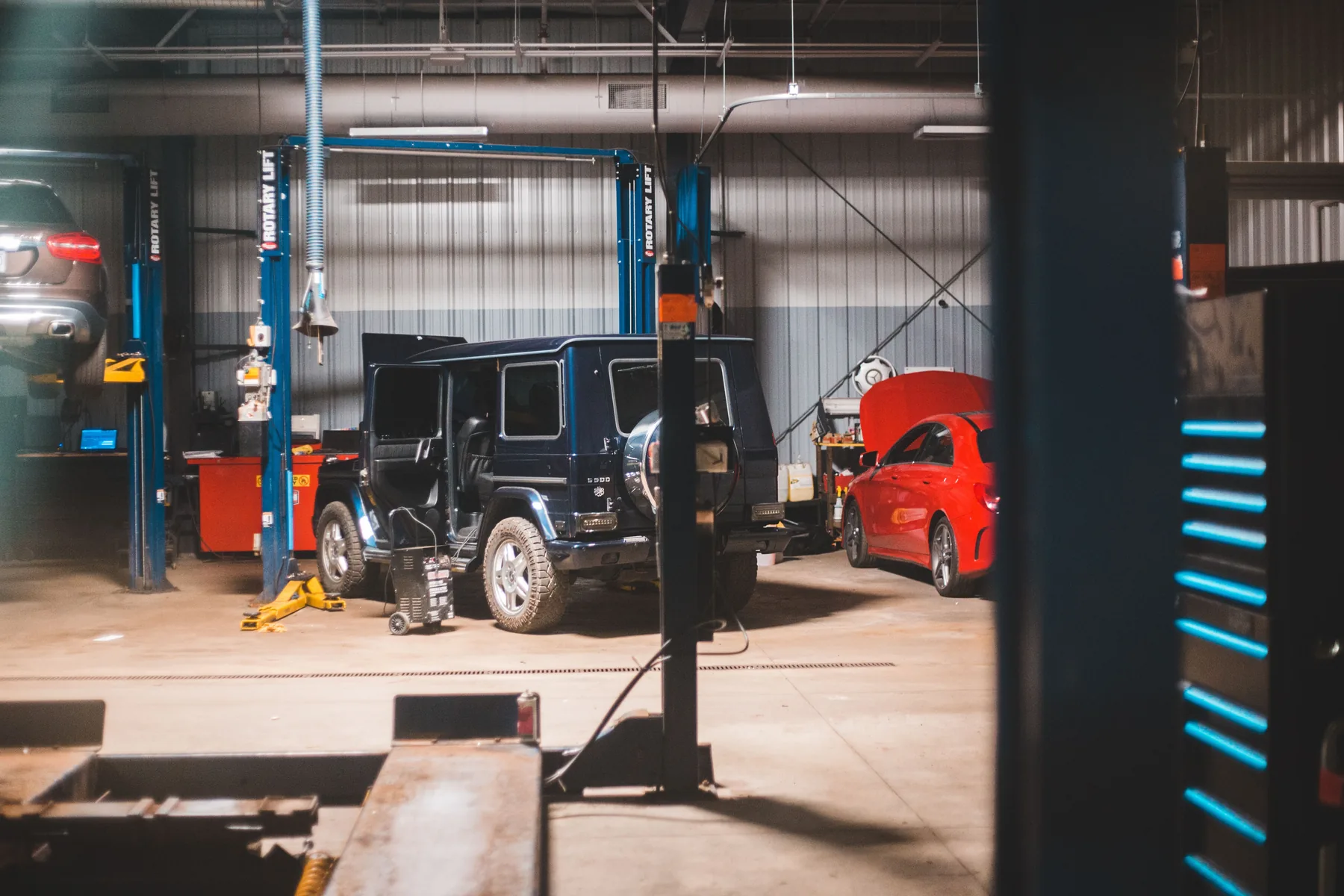Interior de un taller automotriz
